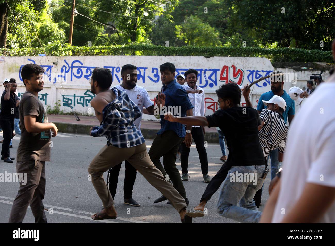 Dhaka, Wari, Bangladesch. Juli 2024. Anti-Quoten-Demonstranten und Studenten unterstützen den regierenden Kampf der Awami League Party auf dem Dhaka University Campus in Dhaka, Bangladesch, am 15. Juli 2024. Am Montag trafen sich rivalisierende Studenten in Bangladesch zusammen, wobei mindestens 100 Menschen verletzt wurden, während Demonstranten, die sich gegen Quoten für begehrte Regierungsjobs aussprachen, gegen die der Regierungspartei treuen Gegenprotestierenden kämpften, sagte die Polizei. (Kreditbild: © Habibur Rahman/ZUMA Press Wire) NUR REDAKTIONELLE VERWENDUNG! Nicht für kommerzielle ZWECKE! Stockfoto