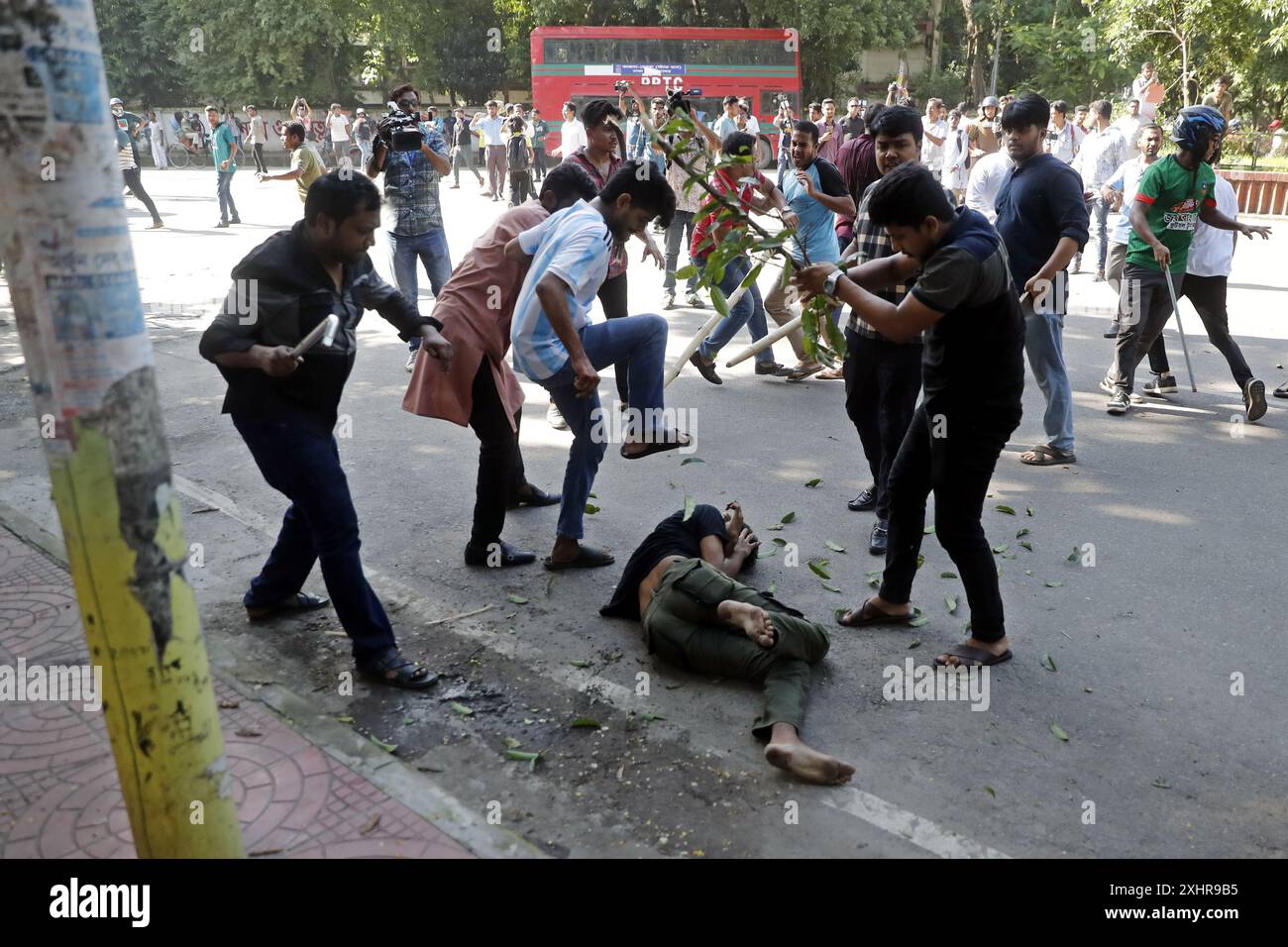 Dhaka, Wari, Bangladesch. Juli 2024. Anti-Quoten-Demonstranten und Studenten unterstützen den regierenden Kampf der Awami League Party auf dem Dhaka University Campus in Dhaka, Bangladesch, am 15. Juli 2024. Am Montag trafen sich rivalisierende Studenten in Bangladesch zusammen, wobei mindestens 100 Menschen verletzt wurden, während Demonstranten, die sich gegen Quoten für begehrte Regierungsjobs aussprachen, gegen die der Regierungspartei treuen Gegenprotestierenden kämpften, sagte die Polizei. (Kreditbild: © Habibur Rahman/ZUMA Press Wire) NUR REDAKTIONELLE VERWENDUNG! Nicht für kommerzielle ZWECKE! Stockfoto