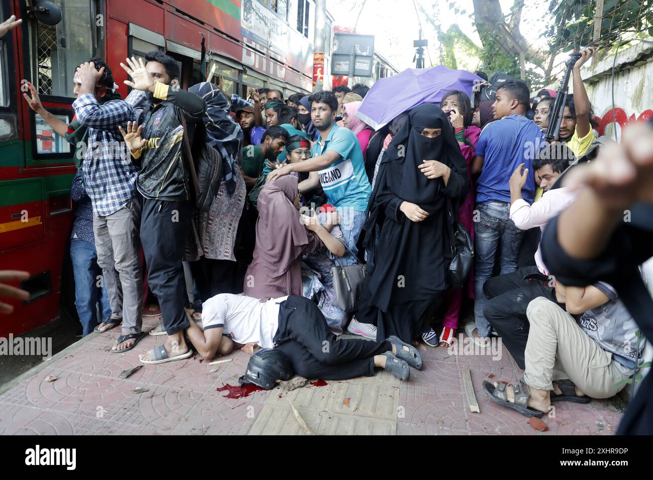 Dhaka, Wari, Bangladesch. Juli 2024. Anti-Quoten-Demonstranten und Studenten unterstützen den regierenden Kampf der Awami League Party auf dem Dhaka University Campus in Dhaka, Bangladesch, am 15. Juli 2024. Am Montag trafen sich rivalisierende Studenten in Bangladesch zusammen, wobei mindestens 100 Menschen verletzt wurden, während Demonstranten, die sich gegen Quoten für begehrte Regierungsjobs aussprachen, gegen die der Regierungspartei treuen Gegenprotestierenden kämpften, sagte die Polizei. (Kreditbild: © Habibur Rahman/ZUMA Press Wire) NUR REDAKTIONELLE VERWENDUNG! Nicht für kommerzielle ZWECKE! Stockfoto