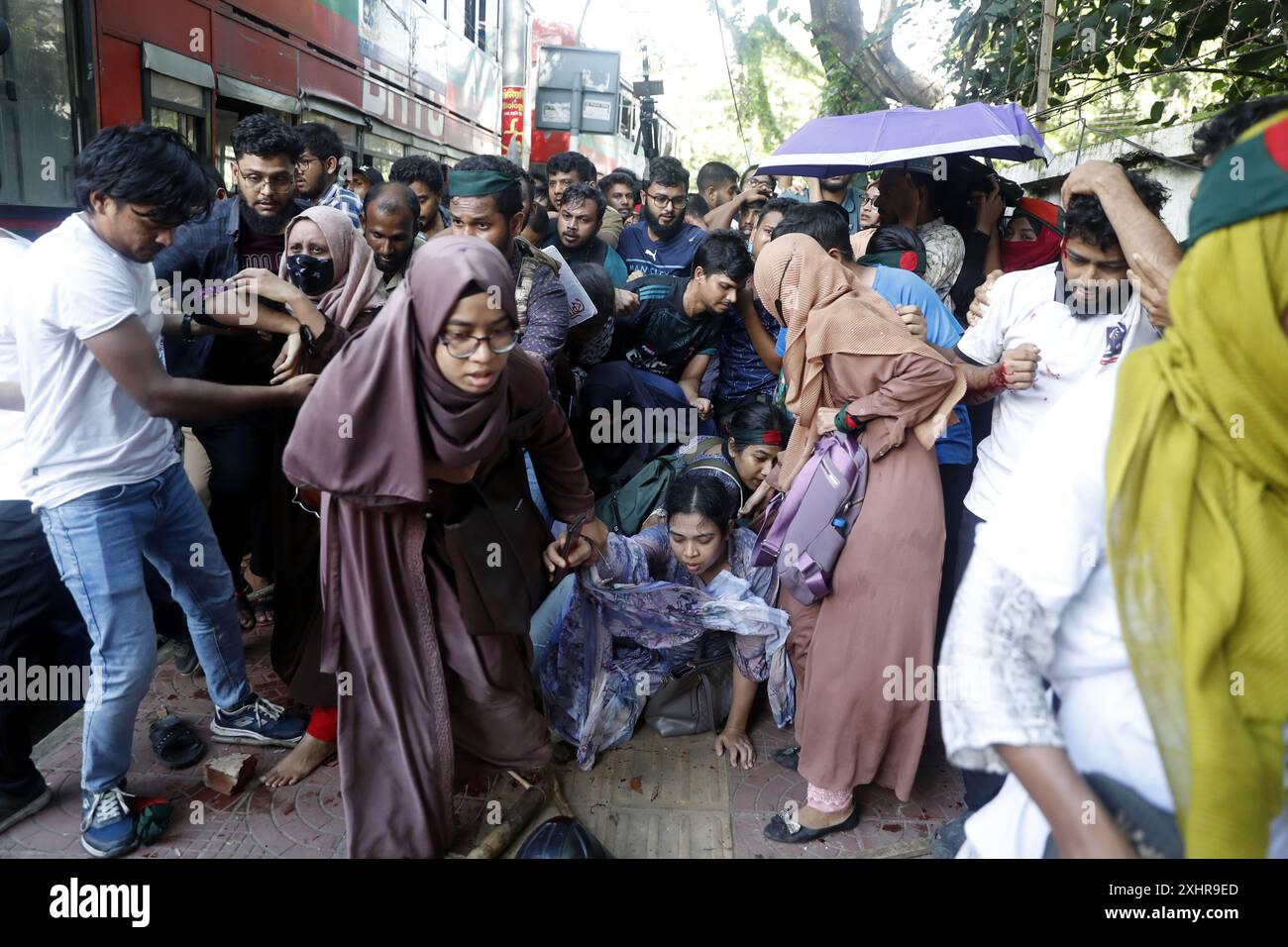 Dhaka, Wari, Bangladesch. Juli 2024. Anti-Quoten-Demonstranten und Studenten unterstützen den regierenden Kampf der Awami League Party auf dem Dhaka University Campus in Dhaka, Bangladesch, am 15. Juli 2024. Am Montag trafen sich rivalisierende Studenten in Bangladesch zusammen, wobei mindestens 100 Menschen verletzt wurden, während Demonstranten, die sich gegen Quoten für begehrte Regierungsjobs aussprachen, gegen die der Regierungspartei treuen Gegenprotestierenden kämpften, sagte die Polizei. (Kreditbild: © Habibur Rahman/ZUMA Press Wire) NUR REDAKTIONELLE VERWENDUNG! Nicht für kommerzielle ZWECKE! Stockfoto