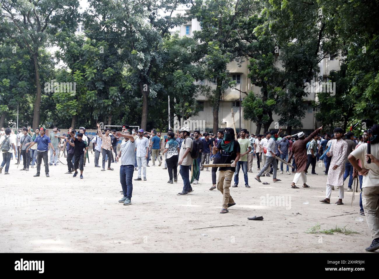 Dhaka, Wari, Bangladesch. Juli 2024. Anti-Quoten-Demonstranten und Studenten unterstützen den regierenden Kampf der Awami League Party auf dem Dhaka University Campus in Dhaka, Bangladesch, am 15. Juli 2024. Am Montag trafen sich rivalisierende Studenten in Bangladesch zusammen, wobei mindestens 100 Menschen verletzt wurden, während Demonstranten, die sich gegen Quoten für begehrte Regierungsjobs aussprachen, gegen die der Regierungspartei treuen Gegenprotestierenden kämpften, sagte die Polizei. (Kreditbild: © Habibur Rahman/ZUMA Press Wire) NUR REDAKTIONELLE VERWENDUNG! Nicht für kommerzielle ZWECKE! Stockfoto
