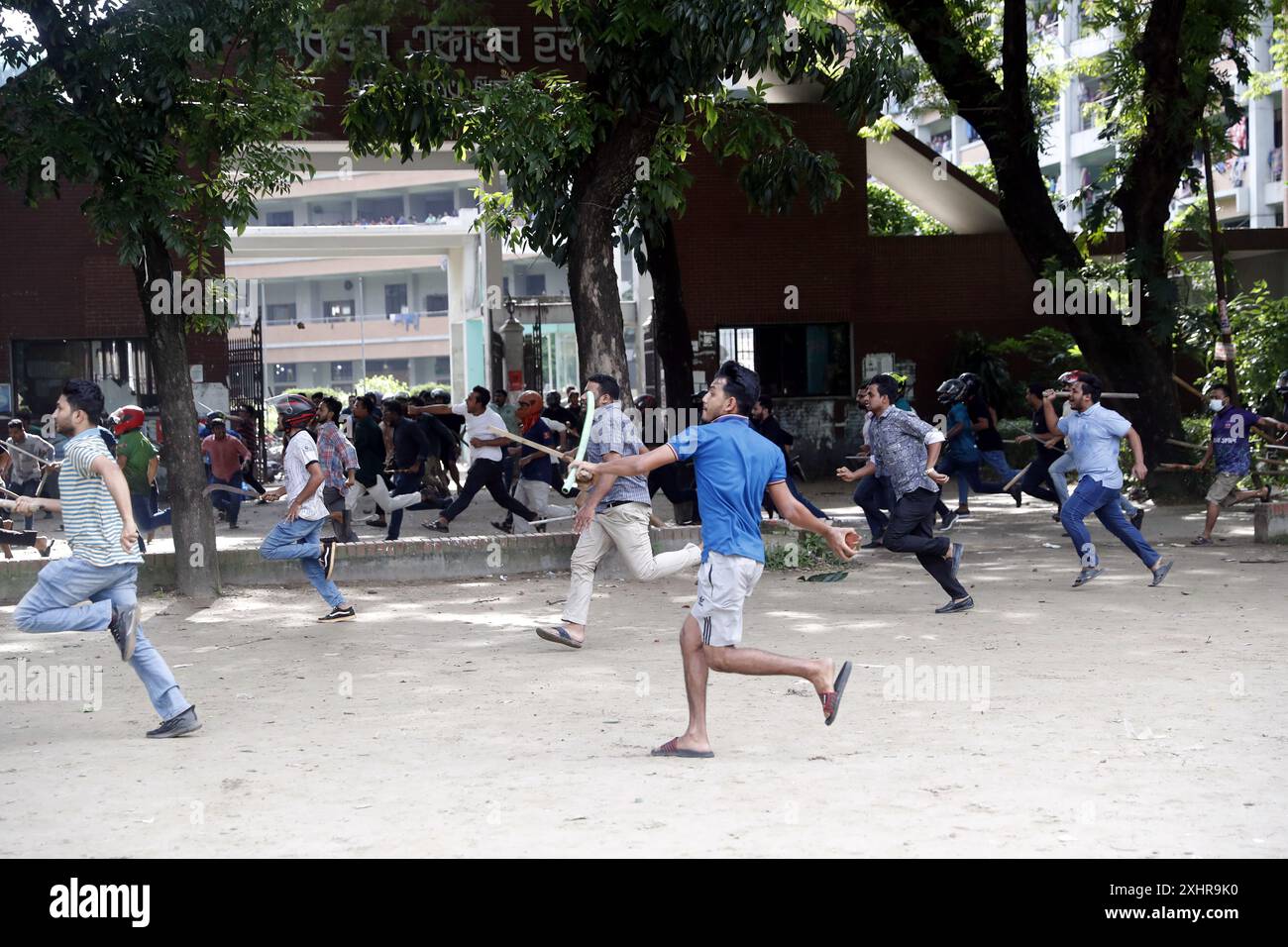 Dhaka, Wari, Bangladesch. Juli 2024. Anti-Quoten-Demonstranten und Studenten unterstützen den regierenden Kampf der Awami League Party auf dem Dhaka University Campus in Dhaka, Bangladesch, am 15. Juli 2024. Am Montag trafen sich rivalisierende Studenten in Bangladesch zusammen, wobei mindestens 100 Menschen verletzt wurden, während Demonstranten, die sich gegen Quoten für begehrte Regierungsjobs aussprachen, gegen die der Regierungspartei treuen Gegenprotestierenden kämpften, sagte die Polizei. (Kreditbild: © Habibur Rahman/ZUMA Press Wire) NUR REDAKTIONELLE VERWENDUNG! Nicht für kommerzielle ZWECKE! Stockfoto