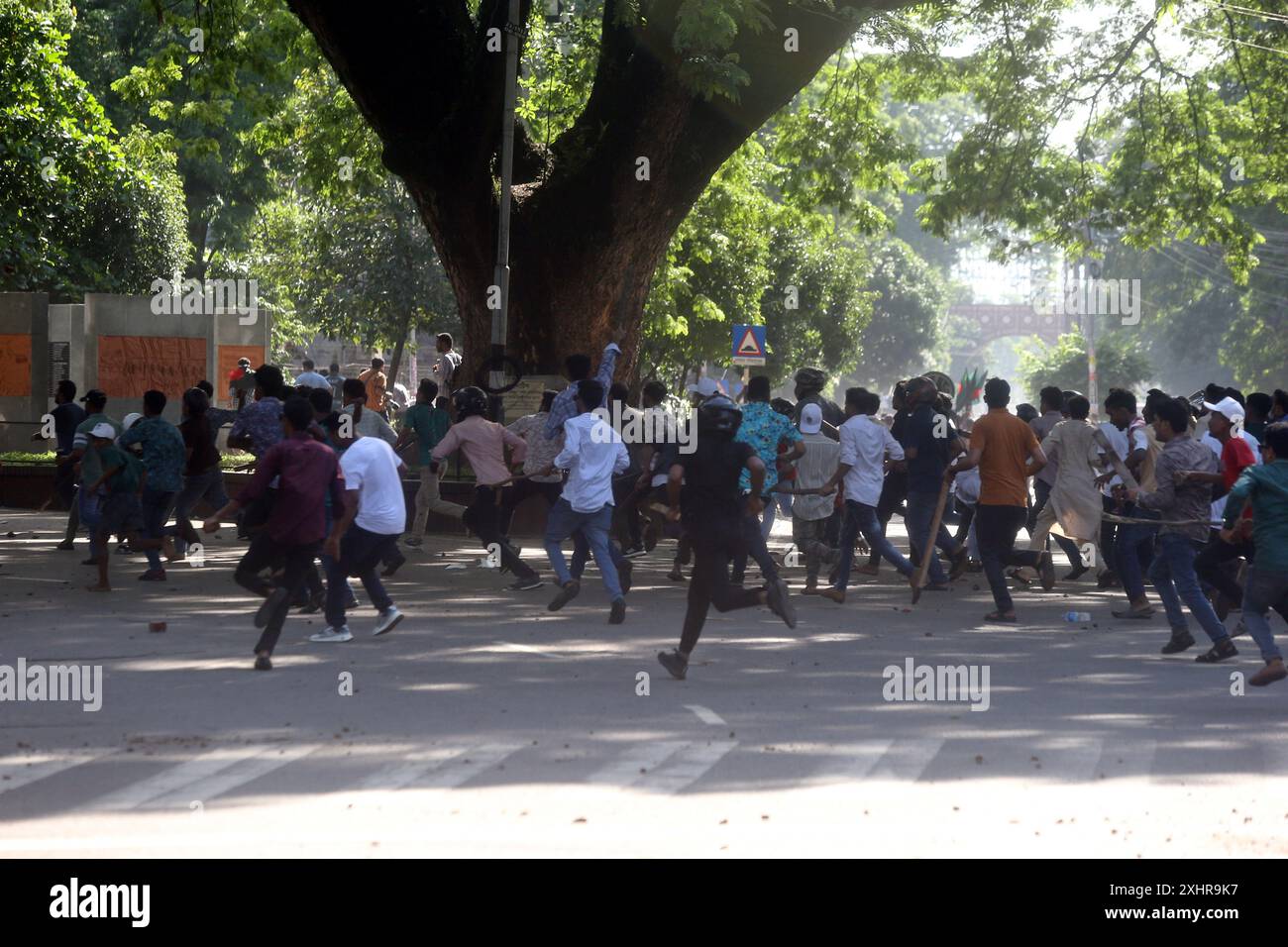 Dhaka, Wari, Bangladesch. Juli 2024. Anti-Quoten-Demonstranten und Studenten unterstützen den regierenden Kampf der Awami League Party auf dem Dhaka University Campus in Dhaka, Bangladesch, am 15. Juli 2024. Am Montag trafen sich rivalisierende Studenten in Bangladesch zusammen, wobei mindestens 100 Menschen verletzt wurden, während Demonstranten, die sich gegen Quoten für begehrte Regierungsjobs aussprachen, gegen die der Regierungspartei treuen Gegenprotestierenden kämpften, sagte die Polizei. (Kreditbild: © Habibur Rahman/ZUMA Press Wire) NUR REDAKTIONELLE VERWENDUNG! Nicht für kommerzielle ZWECKE! Stockfoto