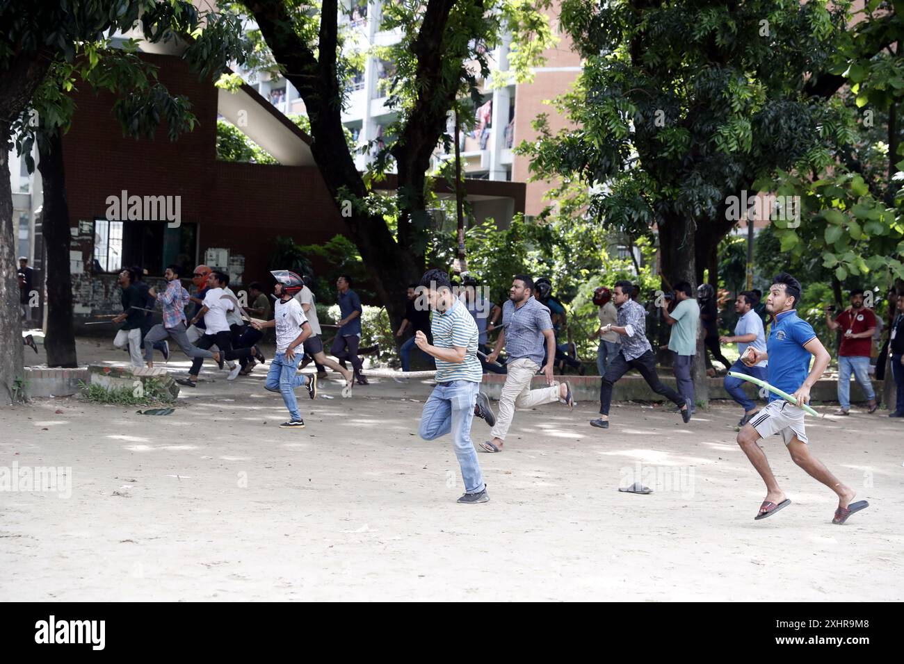Dhaka, Wari, Bangladesch. Juli 2024. Anti-Quoten-Demonstranten und Studenten unterstützen den regierenden Kampf der Awami League Party auf dem Dhaka University Campus in Dhaka, Bangladesch, am 15. Juli 2024. Am Montag trafen sich rivalisierende Studenten in Bangladesch zusammen, wobei mindestens 100 Menschen verletzt wurden, während Demonstranten, die sich gegen Quoten für begehrte Regierungsjobs aussprachen, gegen die der Regierungspartei treuen Gegenprotestierenden kämpften, sagte die Polizei. (Kreditbild: © Habibur Rahman/ZUMA Press Wire) NUR REDAKTIONELLE VERWENDUNG! Nicht für kommerzielle ZWECKE! Stockfoto