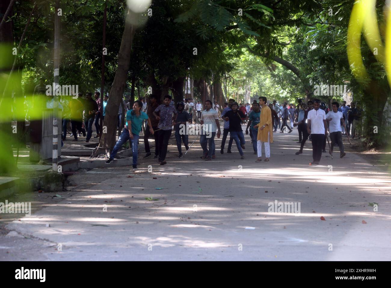 Dhaka, Wari, Bangladesch. Juli 2024. Anti-Quoten-Demonstranten und Studenten unterstützen den regierenden Kampf der Awami League Party auf dem Dhaka University Campus in Dhaka, Bangladesch, am 15. Juli 2024. Am Montag trafen sich rivalisierende Studenten in Bangladesch zusammen, wobei mindestens 100 Menschen verletzt wurden, während Demonstranten, die sich gegen Quoten für begehrte Regierungsjobs aussprachen, gegen die der Regierungspartei treuen Gegenprotestierenden kämpften, sagte die Polizei. (Kreditbild: © Habibur Rahman/ZUMA Press Wire) NUR REDAKTIONELLE VERWENDUNG! Nicht für kommerzielle ZWECKE! Stockfoto