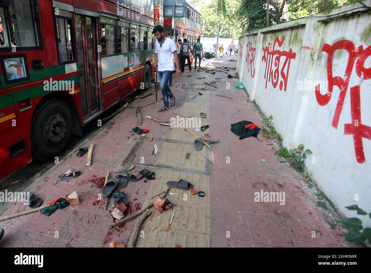 Dhaka, Wari, Bangladesch. Juli 2024. Anti-Quoten-Demonstranten und Studenten unterstützen den regierenden Kampf der Awami League Party auf dem Dhaka University Campus in Dhaka, Bangladesch, am 15. Juli 2024. Am Montag trafen sich rivalisierende Studenten in Bangladesch zusammen, wobei mindestens 100 Menschen verletzt wurden, während Demonstranten, die sich gegen Quoten für begehrte Regierungsjobs aussprachen, gegen die der Regierungspartei treuen Gegenprotestierenden kämpften, sagte die Polizei. (Kreditbild: © Habibur Rahman/ZUMA Press Wire) NUR REDAKTIONELLE VERWENDUNG! Nicht für kommerzielle ZWECKE! Stockfoto