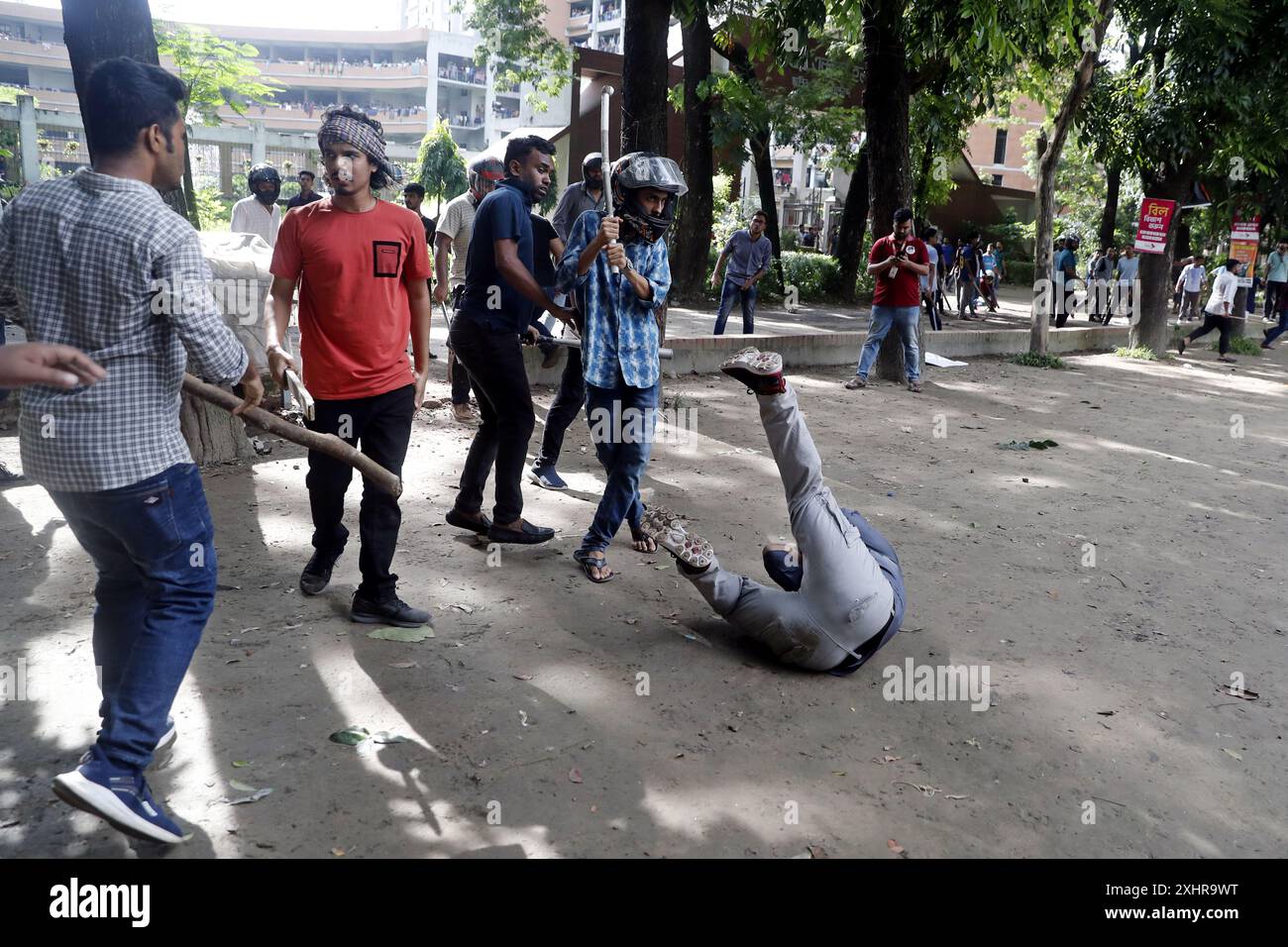 Dhaka, Wari, Bangladesch. Juli 2024. Anti-Quoten-Demonstranten und Studenten unterstützen den regierenden Kampf der Awami League Party auf dem Dhaka University Campus in Dhaka, Bangladesch, am 15. Juli 2024. Am Montag trafen sich rivalisierende Studenten in Bangladesch zusammen, wobei mindestens 100 Menschen verletzt wurden, während Demonstranten, die sich gegen Quoten für begehrte Regierungsjobs aussprachen, gegen die der Regierungspartei treuen Gegenprotestierenden kämpften, sagte die Polizei. (Kreditbild: © Habibur Rahman/ZUMA Press Wire) NUR REDAKTIONELLE VERWENDUNG! Nicht für kommerzielle ZWECKE! Stockfoto