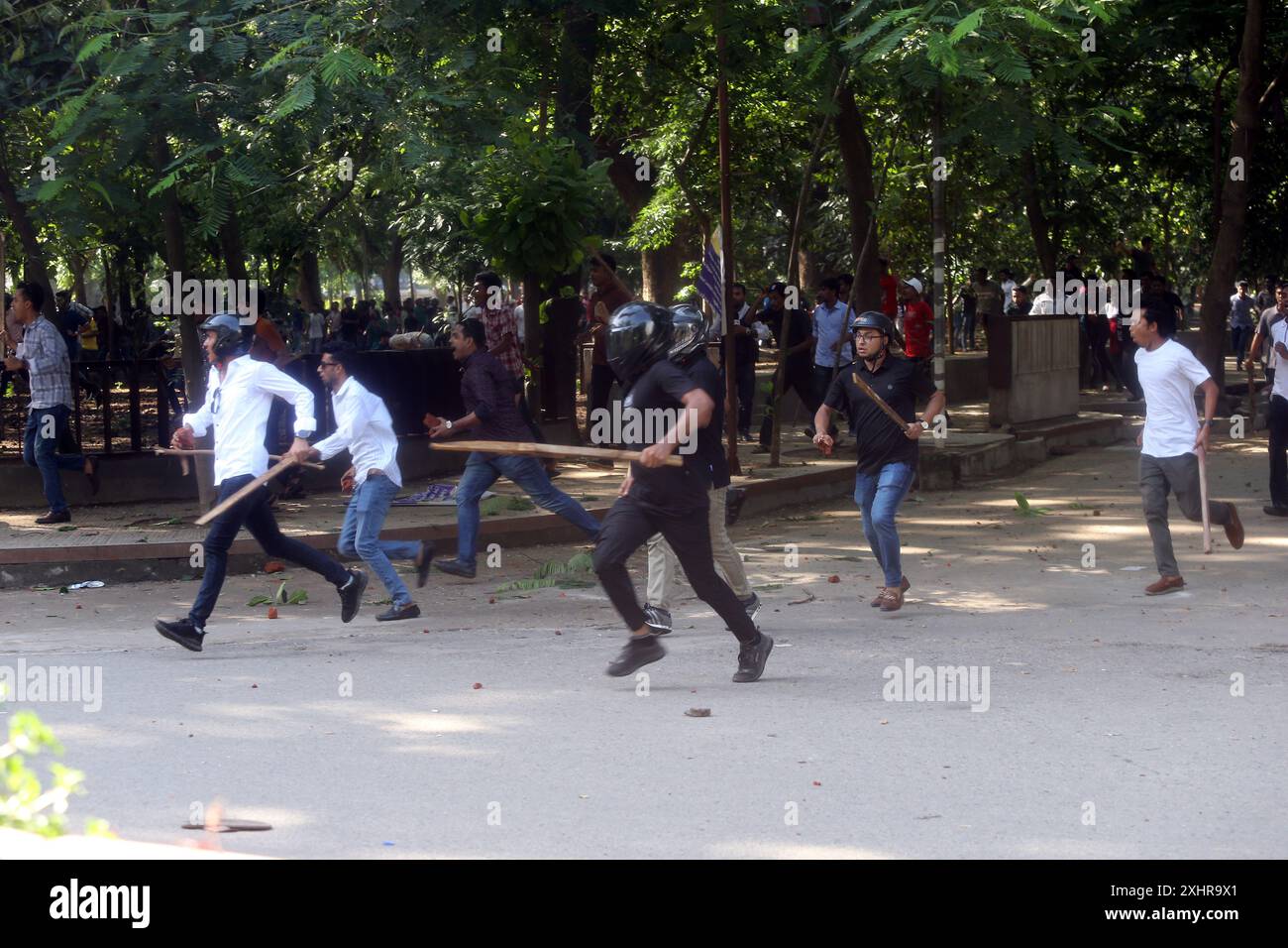 Dhaka, Wari, Bangladesch. Juli 2024. Anti-Quoten-Demonstranten und Studenten unterstützen den regierenden Kampf der Awami League Party auf dem Dhaka University Campus in Dhaka, Bangladesch, am 15. Juli 2024. Am Montag trafen sich rivalisierende Studenten in Bangladesch zusammen, wobei mindestens 100 Menschen verletzt wurden, während Demonstranten, die sich gegen Quoten für begehrte Regierungsjobs aussprachen, gegen die der Regierungspartei treuen Gegenprotestierenden kämpften, sagte die Polizei. (Kreditbild: © Habibur Rahman/ZUMA Press Wire) NUR REDAKTIONELLE VERWENDUNG! Nicht für kommerzielle ZWECKE! Stockfoto