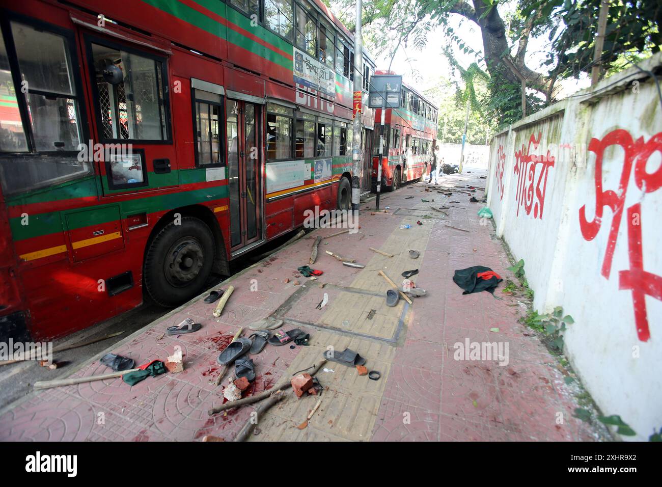 Dhaka, Wari, Bangladesch. Juli 2024. Anti-Quoten-Demonstranten und Studenten unterstützen den regierenden Kampf der Awami League Party auf dem Dhaka University Campus in Dhaka, Bangladesch, am 15. Juli 2024. Am Montag trafen sich rivalisierende Studenten in Bangladesch zusammen, wobei mindestens 100 Menschen verletzt wurden, während Demonstranten, die sich gegen Quoten für begehrte Regierungsjobs aussprachen, gegen die der Regierungspartei treuen Gegenprotestierenden kämpften, sagte die Polizei. (Kreditbild: © Habibur Rahman/ZUMA Press Wire) NUR REDAKTIONELLE VERWENDUNG! Nicht für kommerzielle ZWECKE! Stockfoto