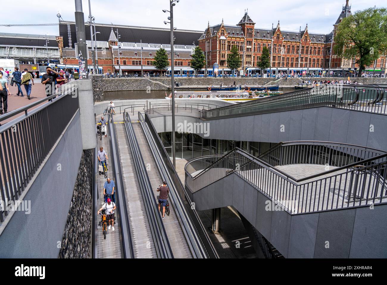Neues Fahrradparkhaus am Amsterdamer Hauptbahnhof, Stationsplein, Platz für rund 7000 Fahrräder, größtes in Amsterdam, digital überwacht, und Stockfoto