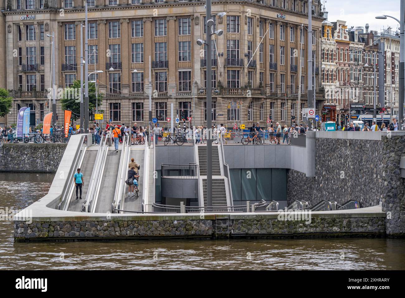 Neues Fahrradparkhaus am Amsterdamer Hauptbahnhof, Stationsplein, Platz für rund 7000 Fahrräder, größte in Amsterdam, digital überwacht, und Stockfoto