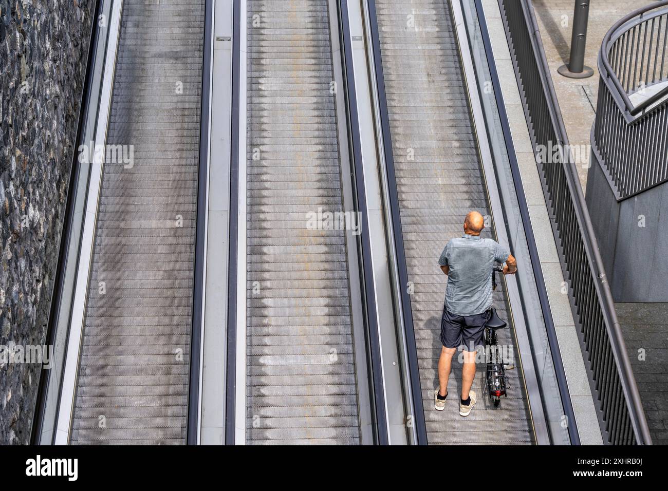 Neues Fahrradparkhaus am Amsterdamer Hauptbahnhof, Stationsplein, Platz für rund 7000 Fahrräder, größte in Amsterdam, digital überwacht, und Stockfoto