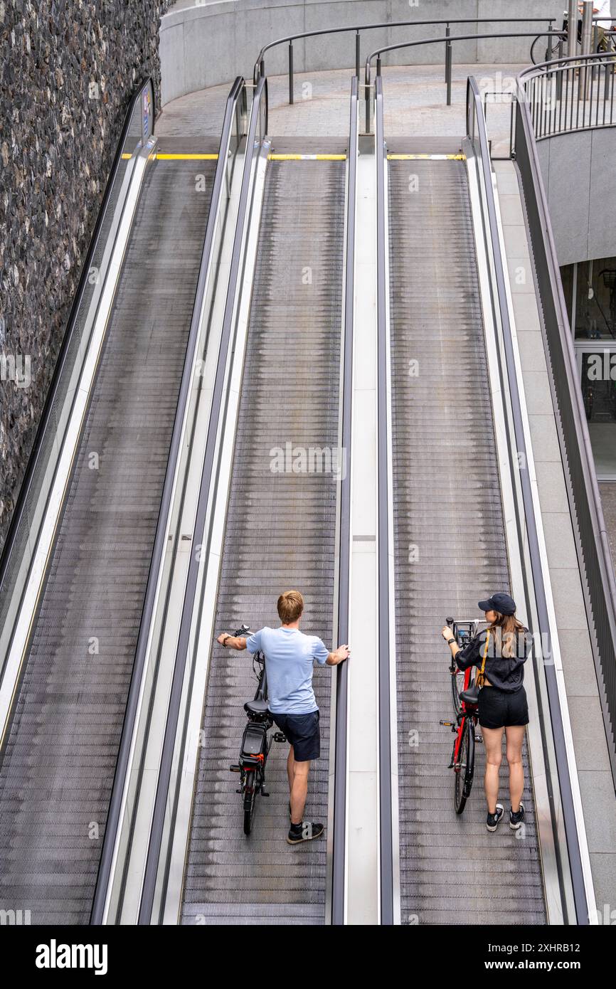 Neues Fahrradparkhaus am Amsterdamer Hauptbahnhof, Stationsplein, Platz für rund 7000 Fahrräder, größte in Amsterdam, digital überwacht, und Stockfoto