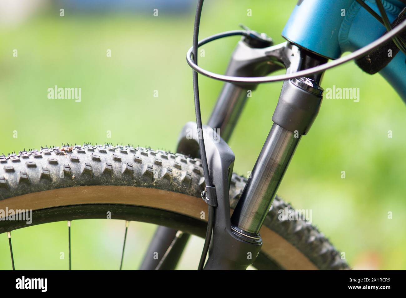 Moderne Mountainbike-Federung Gabel und Reifen Stockfoto