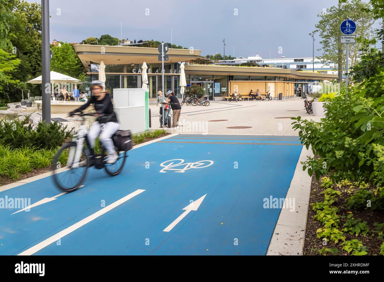 Der Bahnhof Tübingen und der Bahnhofsvorplatz wurden komplett neu gestaltet. Eine Tiefgarage für Fahrräder mit Café und Fahrradstation Stockfoto