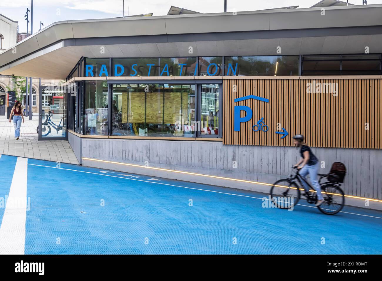 Der Bahnhof Tübingen und der Bahnhofsvorplatz wurden komplett neu gestaltet. Eine Tiefgarage für Fahrräder mit Café und Fahrradstation Stockfoto