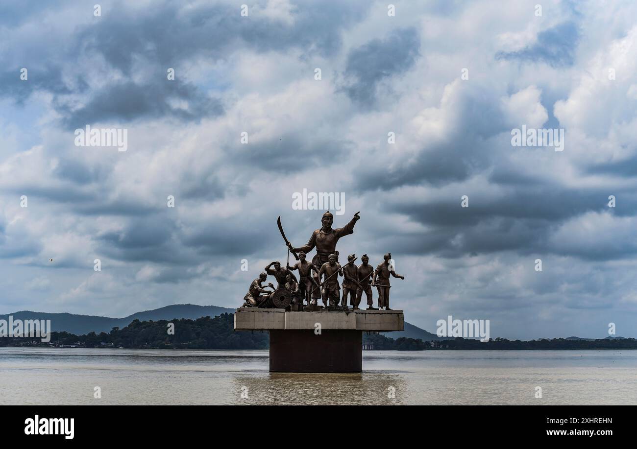 Statue des Kommandeurs des Königreichs Ahom Lachit Borphukan im Brahmaputra-Fluss vor dem Hintergrund des bewölkten Monsuns, in Guwahati, Assam, Indien weiter Stockfoto