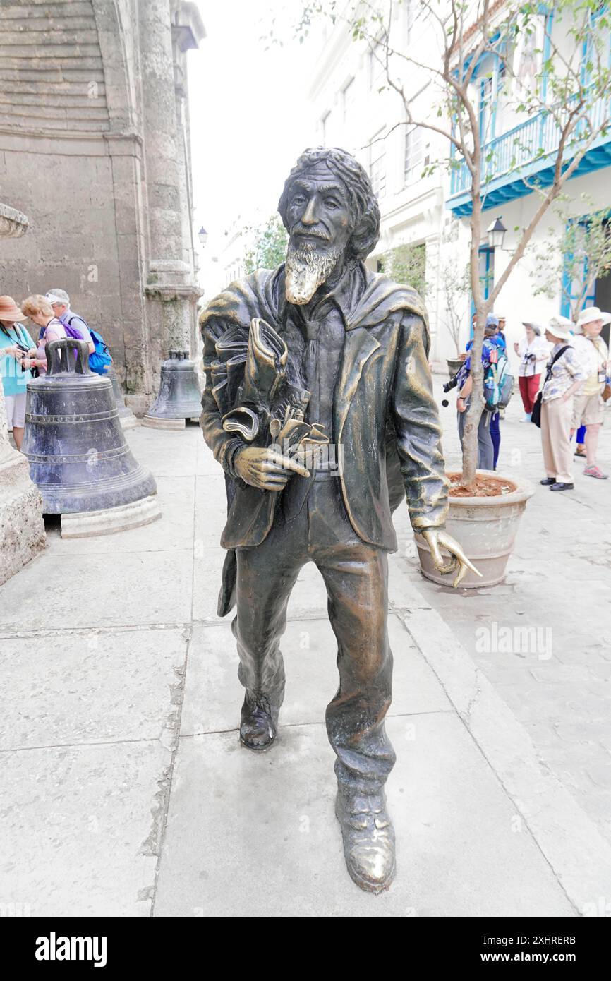 Havanna, Kuba, Grosse Antillen, Karibik, Mittelamerika, Amerika, Bronzestatue eines Mannes auf einer Straße, umgeben von Touristen und Geschichte Stockfoto