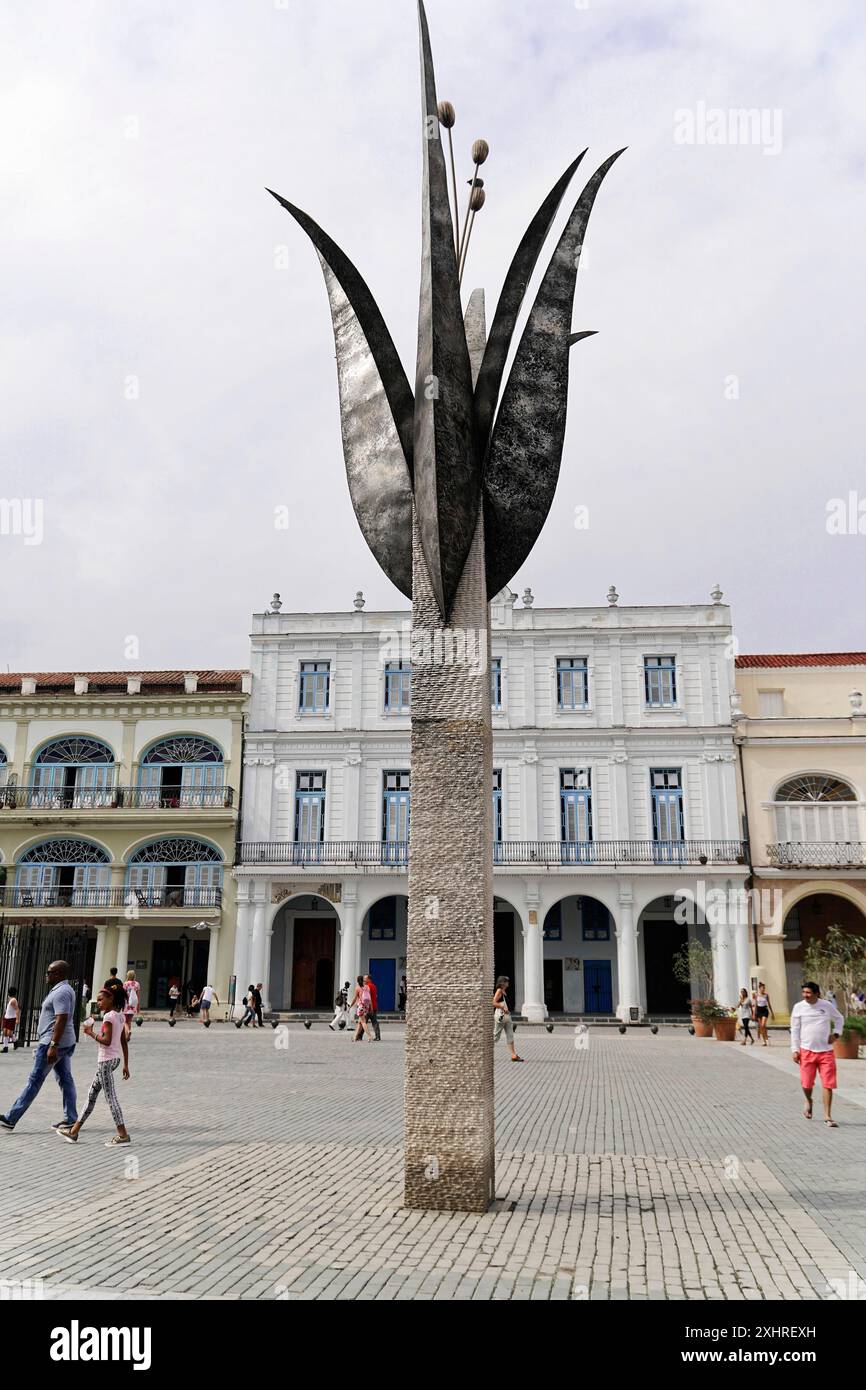 Havanna, Kuba, Zentralamerika, moderne Skulptur auf einem Platz umgeben von historischen Gebäuden und Menschen Stockfoto