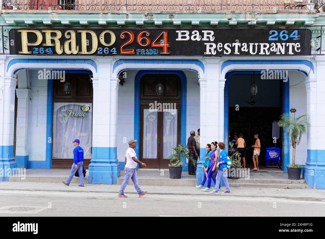 Das Restaurant und die Bar 'Prado 264' mit Fußgängern auf der Straße vor der Tür, Kuba, Großantillen, Karibik, Mittelamerika, Amerika Stockfoto