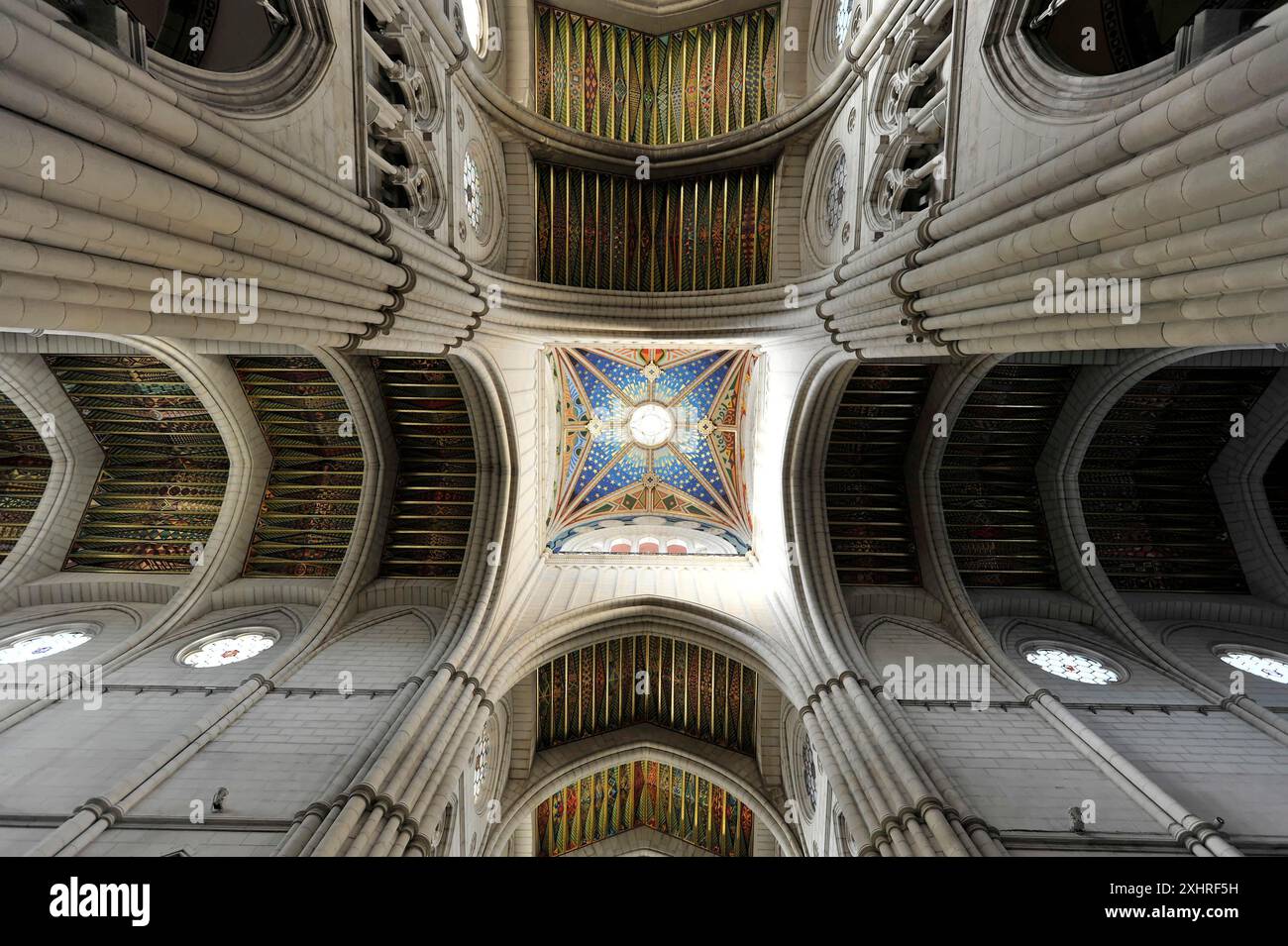 Catedral de Nuestra Senora de la Almudena, Santa Maria la Real de La Almudena, Kathedrale von Almudena, Madrid, Spanien, Europa, farbenfrohe Decke mit Stockfoto