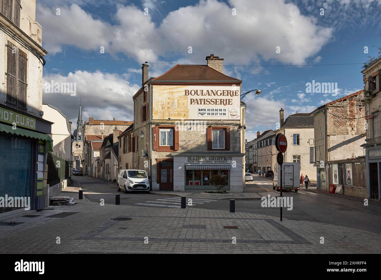 Blick auf Patisserie und Häuser in Bar sur Aube. Departemant Aube Region Grand Est Frankreich Stockfoto