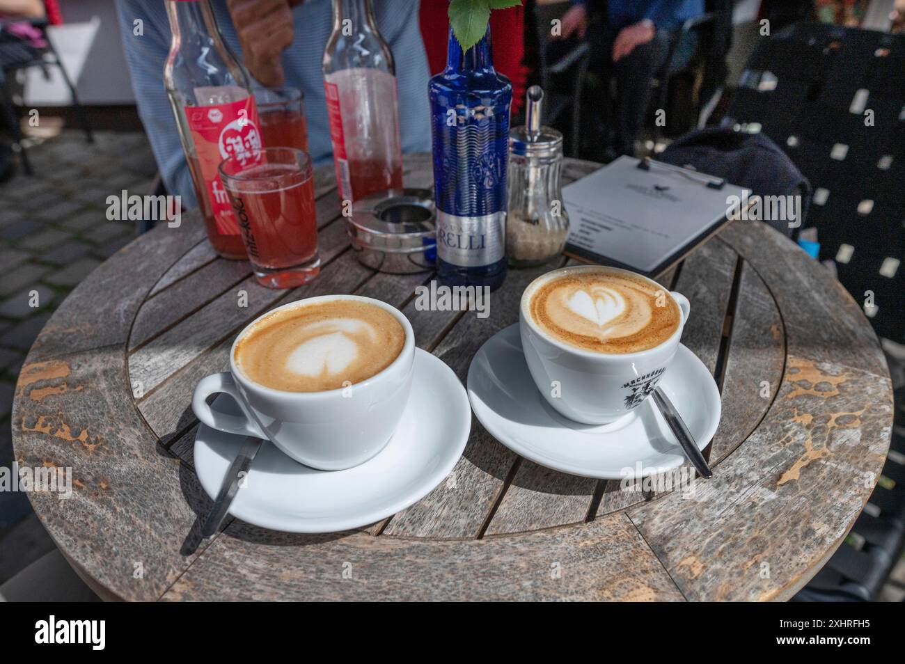 Zwei Cappuccinos auf einem Restauranttisch, Bayern, Deutschland Stockfoto