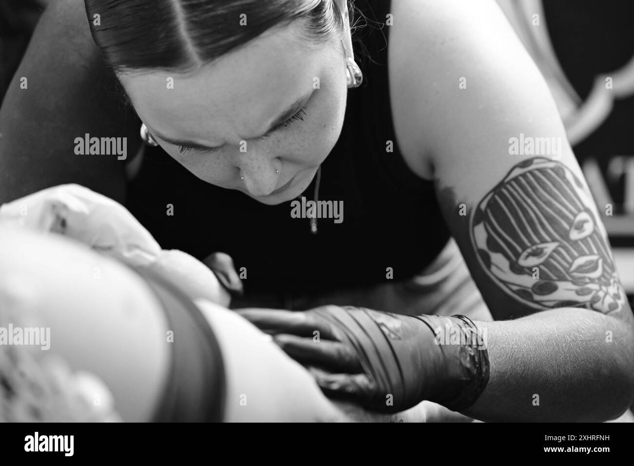 Frau auf der Tattoo Convention in Malmö Schweden am 11. november 2023. Stockfoto