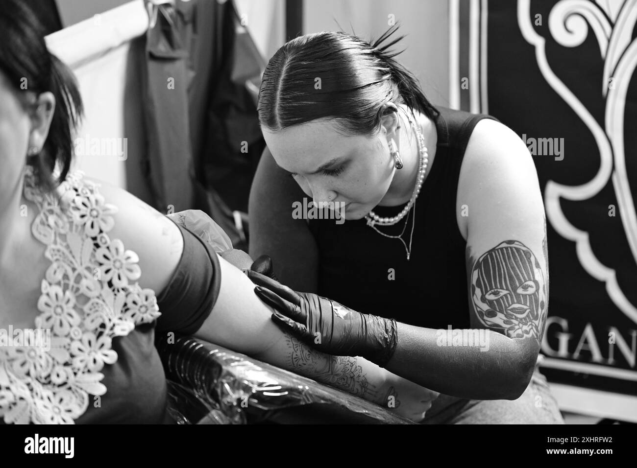 Frau auf der Tattoo Convention in Malmö Schweden am 11. november 2023. Stockfoto