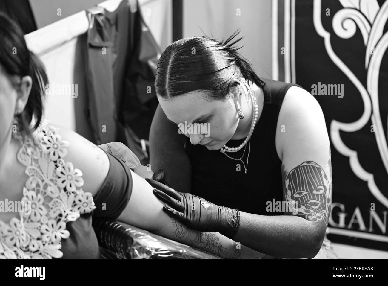 Frau auf der Tattoo Convention in Malmö Schweden am 11. november 2023. Stockfoto