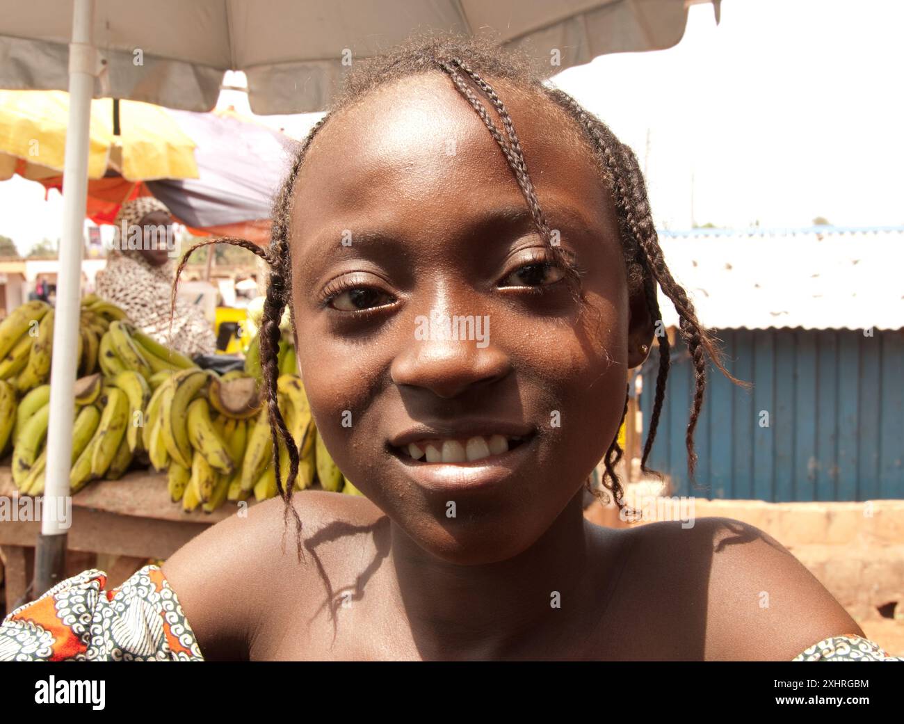 Ein junges Mädchen, das Bananen verkauft, Lokoja, Kogi State, Nigeria, Afrika Stockfoto