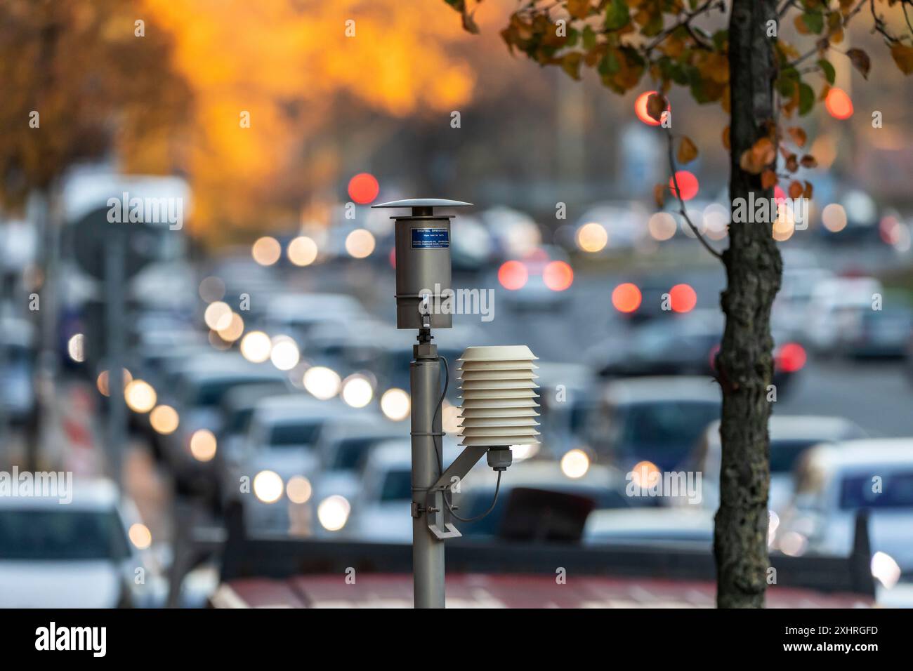 Die Gladbecker Straße in Essen, B224, Innenstadtstraße in Essen stark durch Luftverschmutzung verschmutzt, Teil einer möglichen Diesel-Fahrverbotszone in Stockfoto