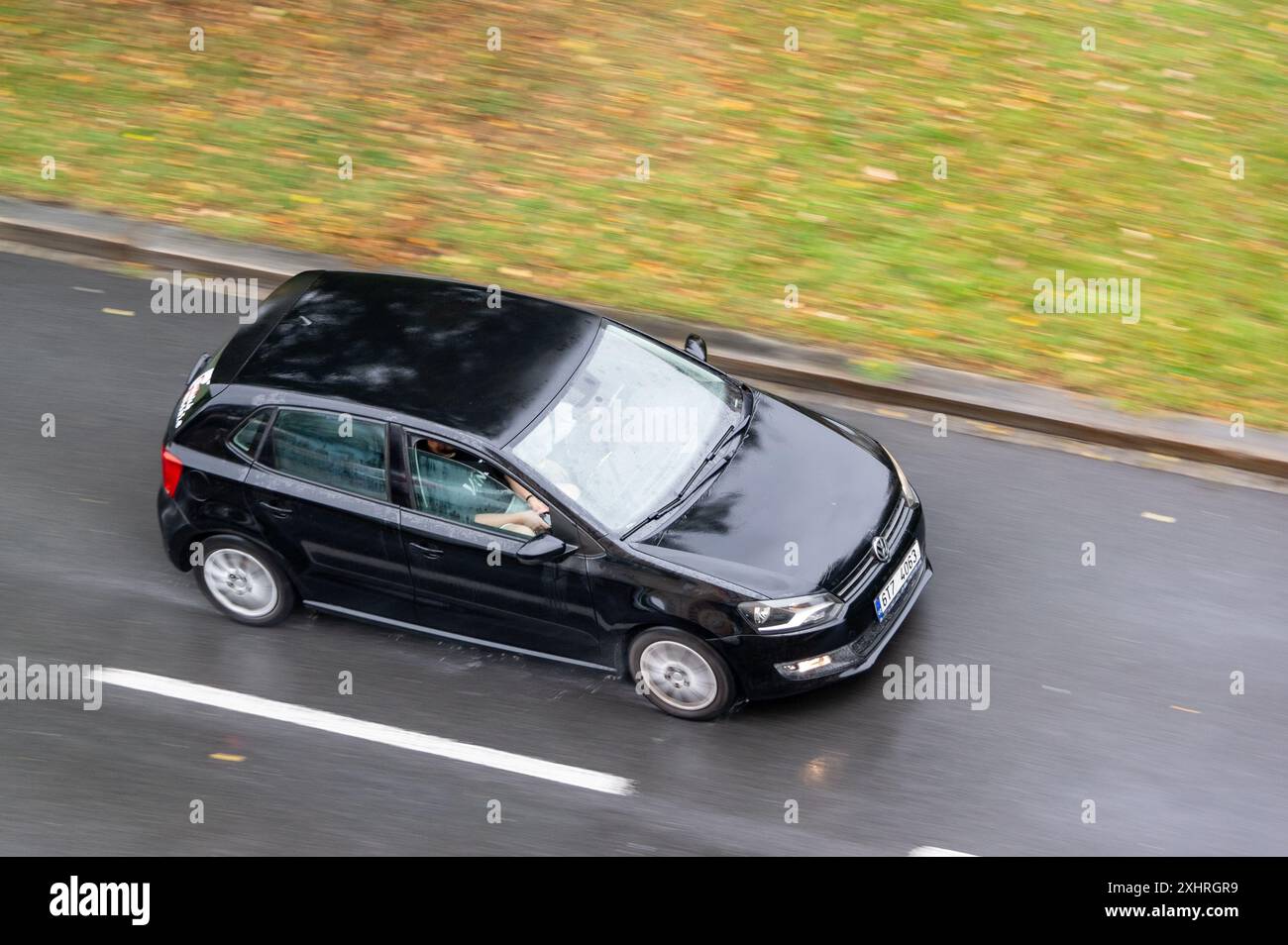 OSTRAVA, TSCHECHISCHE REPUBLIK - 23. SEPTEMBER 2023: Volkswagen Polo V Fließheck auf der Straße, Bewegungsunschärfe-Effekt Stockfoto