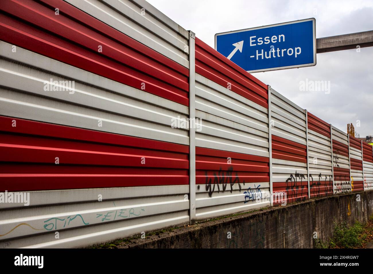 Lärmschutz an der Autobahn A40, Essen, Graffiti Tags, Ausfahrt Essen-Huttrop, Essen, Nordrhein-Westfalen, Deutschland Stockfoto