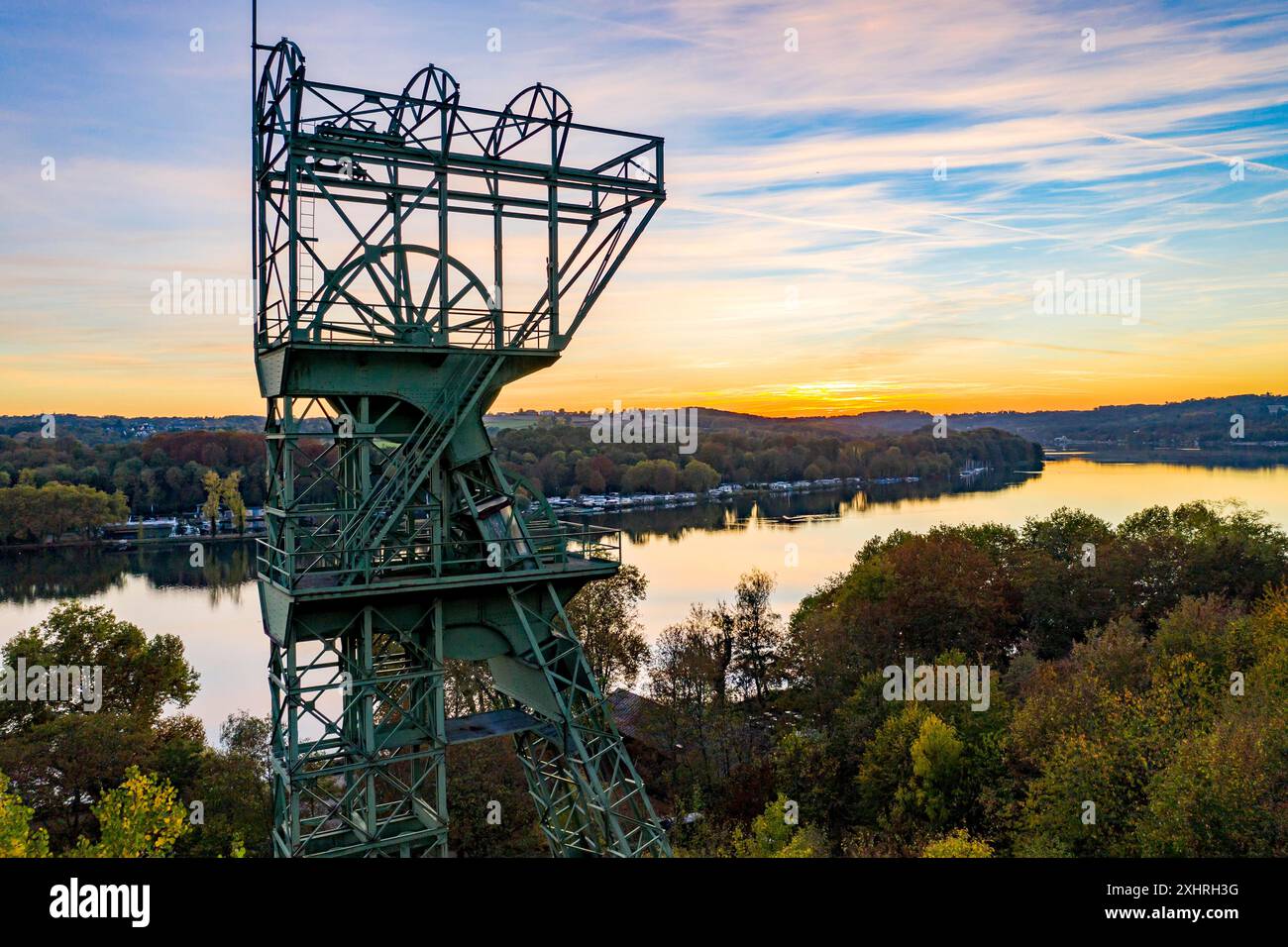 Sonnenuntergang am Baldeney-See in Essen, Stausee des Ruhrgebiets, Tragwerk der ehemaligen Zeche Carl Funke, Essen, Nordrhein-Westfalen, Deutschland Stockfoto