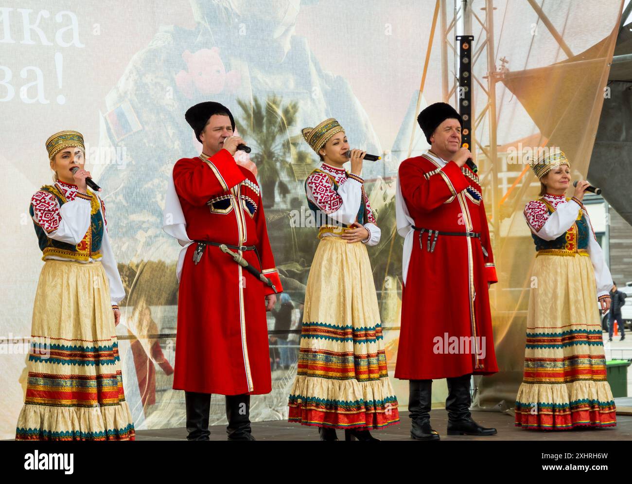 Sotschi, Russland - 23. Februar 2023: Künstler treten auf der Bühne in nationalen Kubaner-Kostümen auf Stockfoto