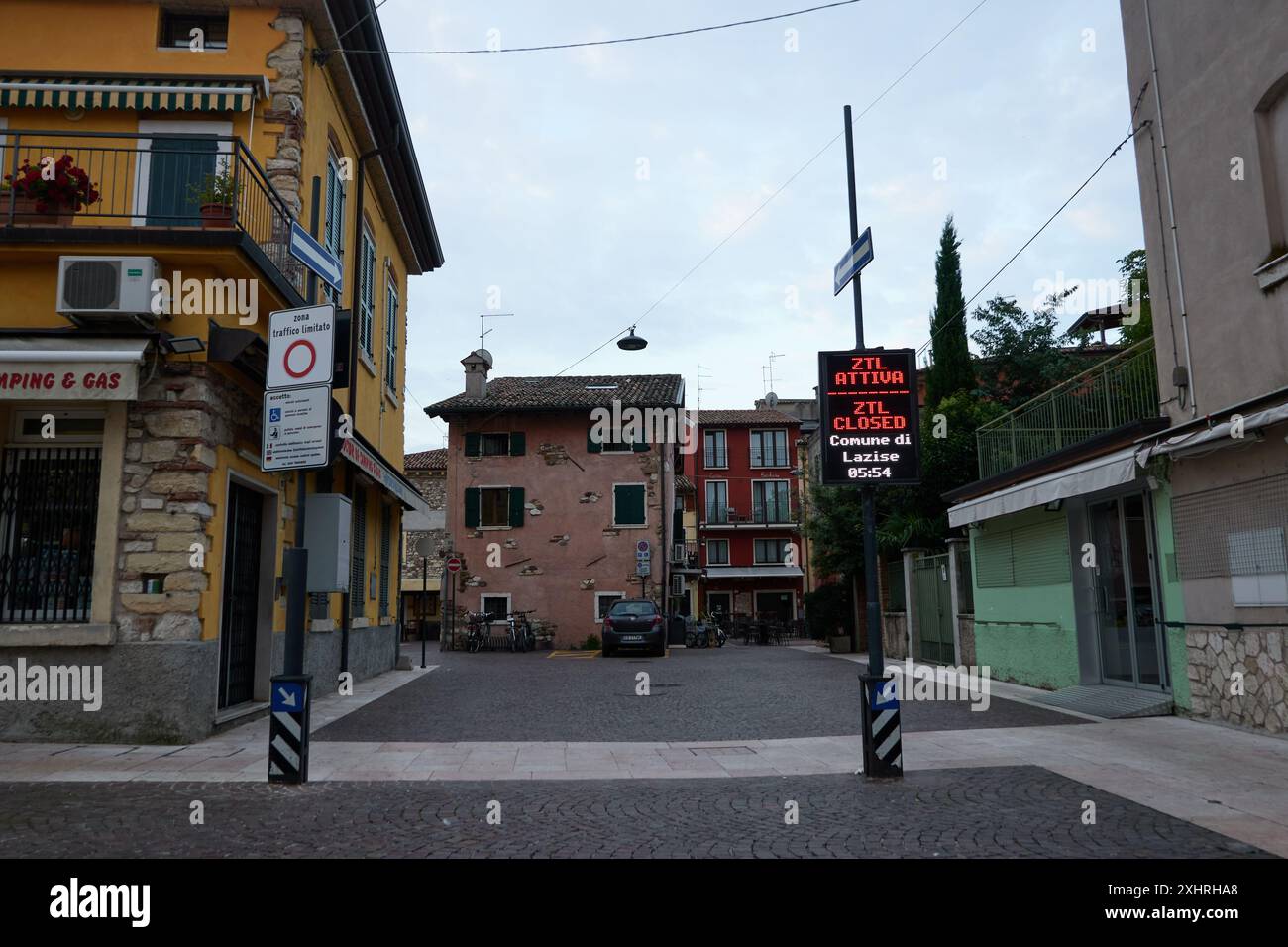 Lazise, Italien - 15. Juni 2024 - die leeren Straßen von Lazise am frühen Morgen Stockfoto