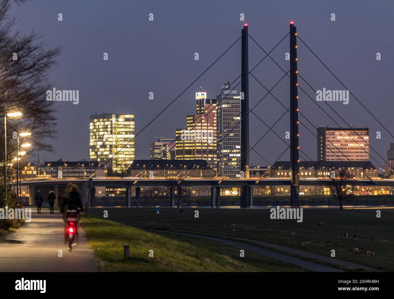 Düsseldorf, Skyline im Stadtzentrum, Wolkenkratzer, Rheinkniebruecke, Rhein, Radfahrer auf dem Rheindampfweg in Düsseldorf Oberkassel Stockfoto