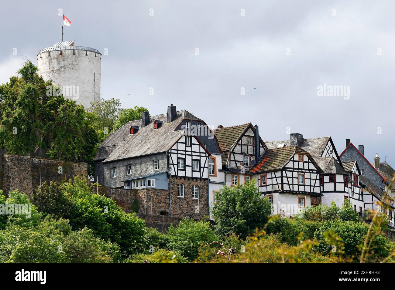 Burgdorf Reifferscheid, Siedlung und Donjon der Burgruine Reifferscheid, Hellenthal, Reifferscheid, Kreis Euskirchen, Norden Stockfoto