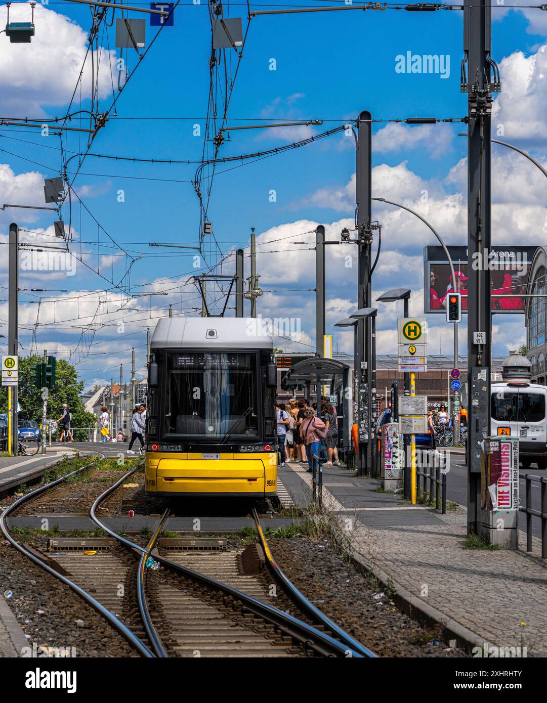 Bahnhof Warschauer Straße, letzte Straßenbahnhaltestelle, öffentliche Verkehrsmittel, Berlin, Deutschland Stockfoto