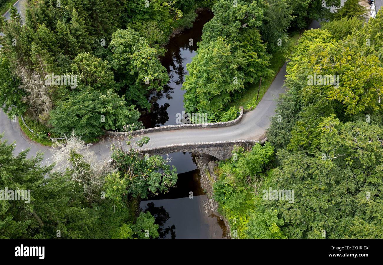 Aus der Vogelperspektive der Hornshole Bridge, wo sie den River Teviot in der Nähe von Hawick, Schottland, überspannt. Das Denkmal von 1514 befindet sich auf der Südseite des Flusses. Stockfoto