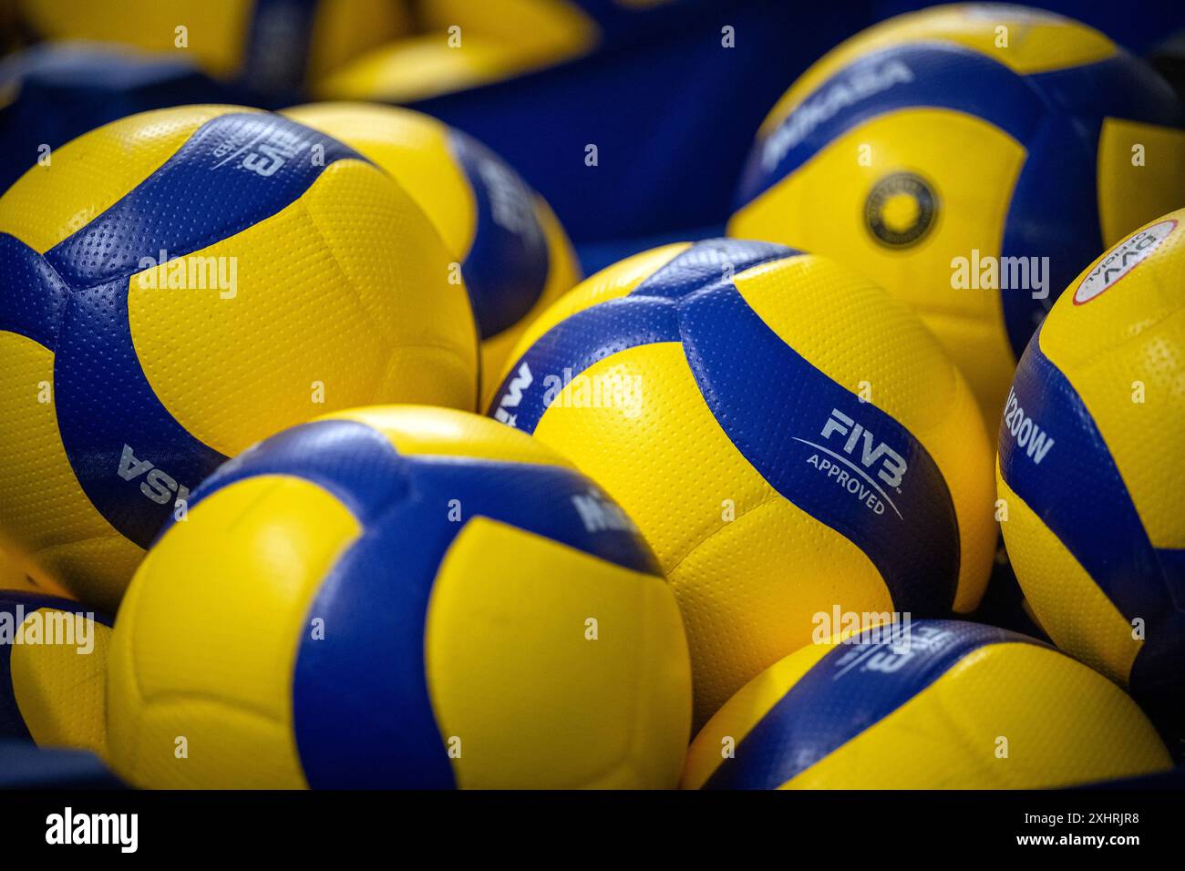 Potsdam, Deutschland. Juli 2024. Gelbe und blaue Bälle mit dem FIVB/FIVB - Federation Internationale de Volleyball) Logo finden sich in der Ballspielhalle der DHB Handballbasis Berlin-Potsdam. Quelle: Soeren Stache/dpa/Alamy Live News Stockfoto