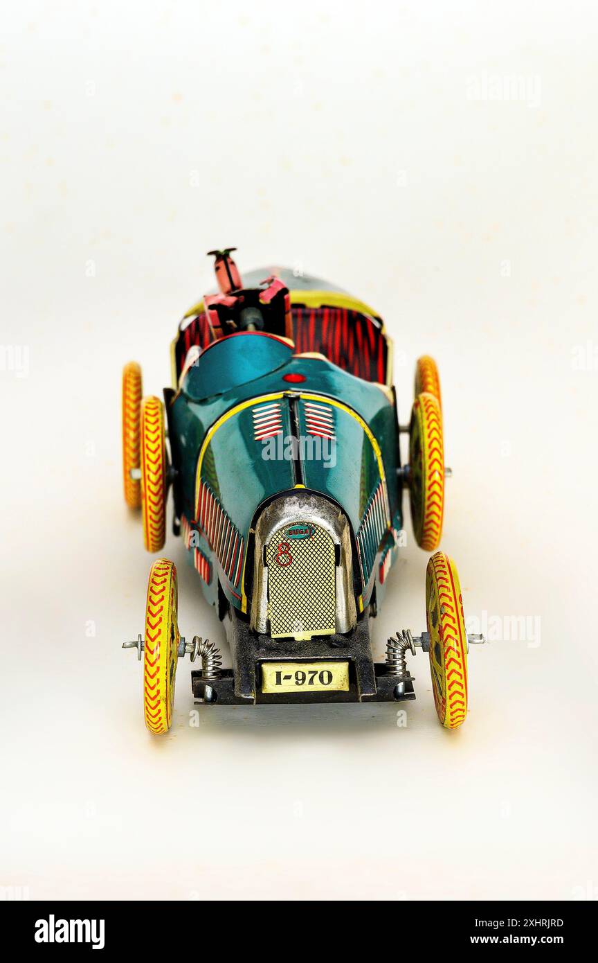 Blechspielzeug, alter Bugatti-Rennwagen mit Fahrer, Bayern, Deutschland Stockfoto