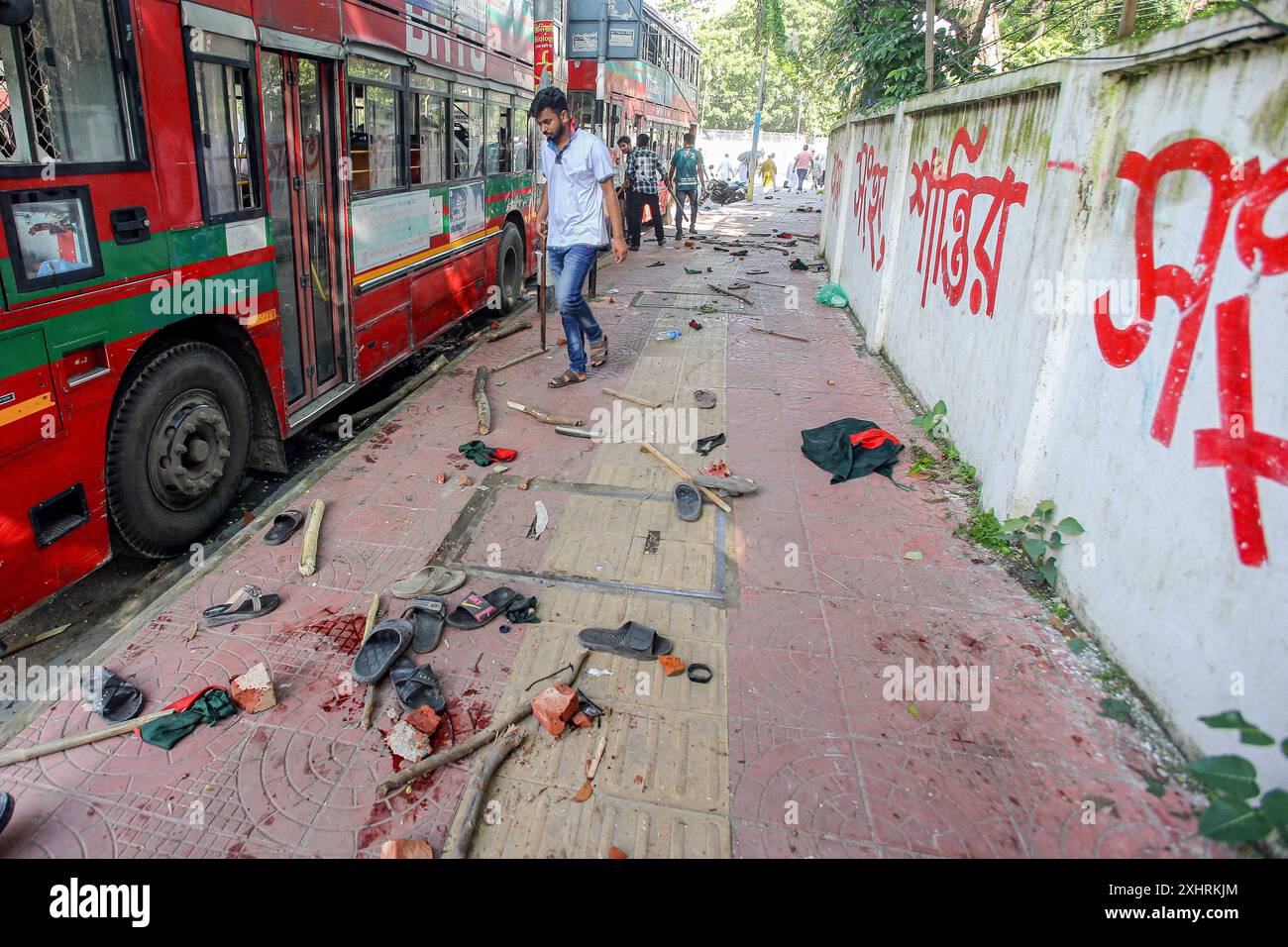 Zusammenstoß zwischen Quotenprotestierenden in Dhaka Anti-Quoten-Demonstranten und Studenten, die den regierenden Parteikonflikt der Awami League auf dem Dhaka University Campus in Dhaka, Bangladesch, am 15. Juli 2024 unterstützen. Am Montag trafen sich rivalisierende Studenten in Bangladesch zusammen, wobei mindestens 100 Menschen verletzt wurden, während Demonstranten, die sich gegen Quoten für begehrte Regierungsjobs aussprachen, gegen die der Regierungspartei treuen Gegenprotestierenden kämpften, sagte die Polizei. Dhaka Dhaka Bezirk Bangladesch Copyright: XHabiburxRahmanx Stockfoto