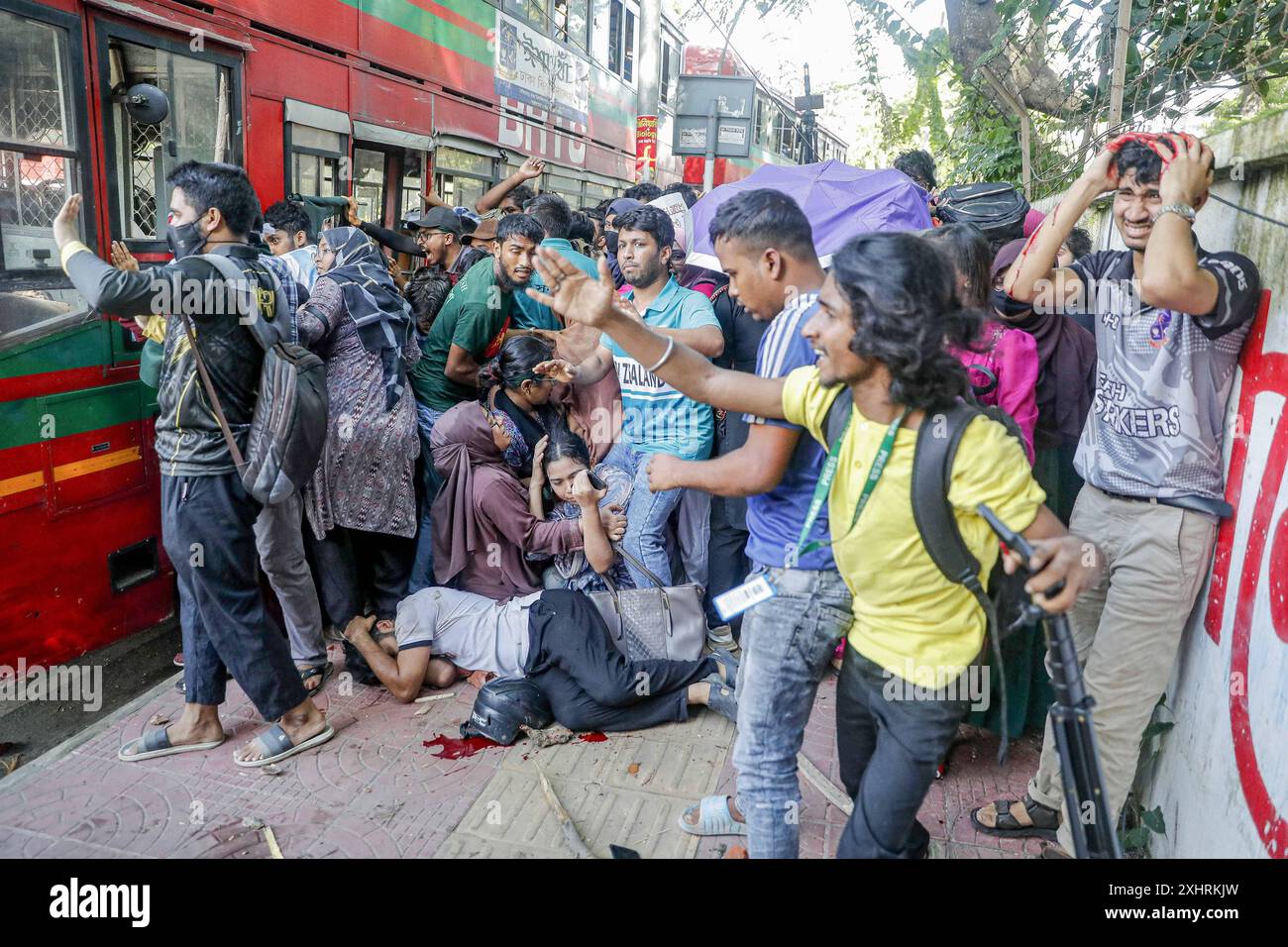 Zusammenstoß zwischen Quotenprotestierenden in Dhaka Anti-Quoten-Demonstranten und Studenten, die den regierenden Parteikonflikt der Awami League auf dem Dhaka University Campus in Dhaka, Bangladesch, am 15. Juli 2024 unterstützen. Am Montag trafen sich rivalisierende Studenten in Bangladesch zusammen, wobei mindestens 100 Menschen verletzt wurden, während Demonstranten, die sich gegen Quoten für begehrte Regierungsjobs aussprachen, gegen die der Regierungspartei treuen Gegenprotestierenden kämpften, sagte die Polizei. Dhaka Dhaka Bezirk Bangladesch Copyright: XHabiburxRahmanx Stockfoto