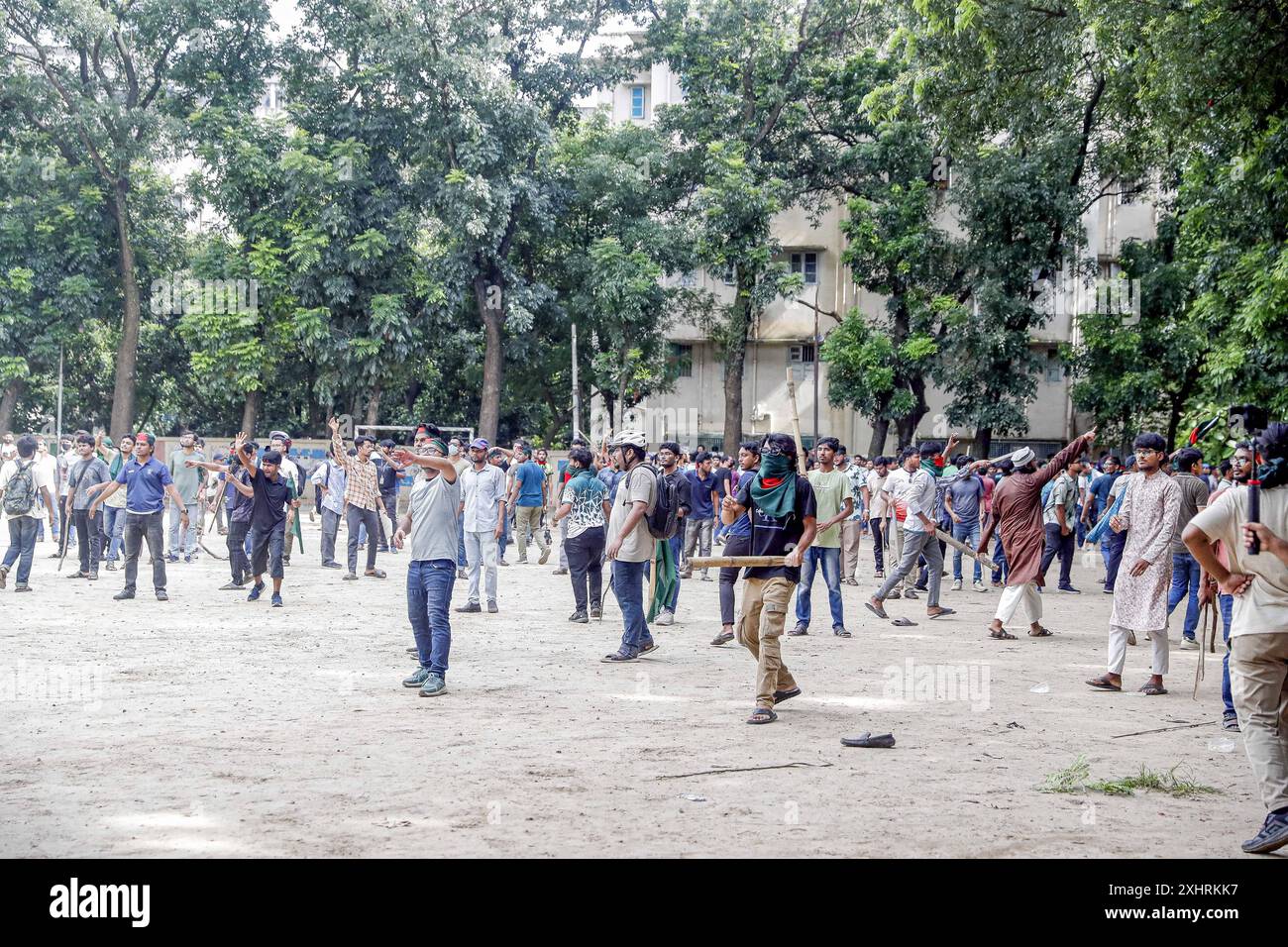 Zusammenstoß zwischen Quotenprotestierenden in Dhaka Anti-Quoten-Demonstranten und Studenten, die den regierenden Parteikonflikt der Awami League auf dem Dhaka University Campus in Dhaka, Bangladesch, am 15. Juli 2024 unterstützen. Am Montag trafen sich rivalisierende Studenten in Bangladesch zusammen, wobei mindestens 100 Menschen verletzt wurden, während Demonstranten, die sich gegen Quoten für begehrte Regierungsjobs aussprachen, gegen die der Regierungspartei treuen Gegenprotestierenden kämpften, sagte die Polizei. Dhaka Dhaka Bezirk Bangladesch Copyright: XHabiburxRahmanx Stockfoto