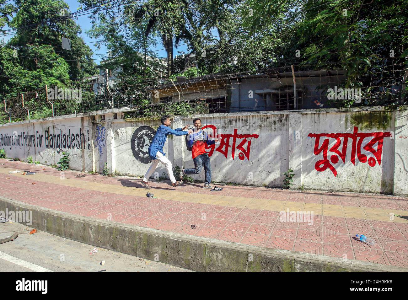 Zusammenstoß zwischen Quotenprotestierenden in Dhaka Anti-Quoten-Demonstranten und Studenten, die den regierenden Parteikonflikt der Awami League auf dem Dhaka University Campus in Dhaka, Bangladesch, am 15. Juli 2024 unterstützen. Am Montag trafen sich rivalisierende Studenten in Bangladesch zusammen, wobei mindestens 100 Menschen verletzt wurden, während Demonstranten, die sich gegen Quoten für begehrte Regierungsjobs aussprachen, gegen die der Regierungspartei treuen Gegenprotestierenden kämpften, sagte die Polizei. Dhaka Dhaka Bezirk Bangladesch Copyright: XHabiburxRahmanx Stockfoto
