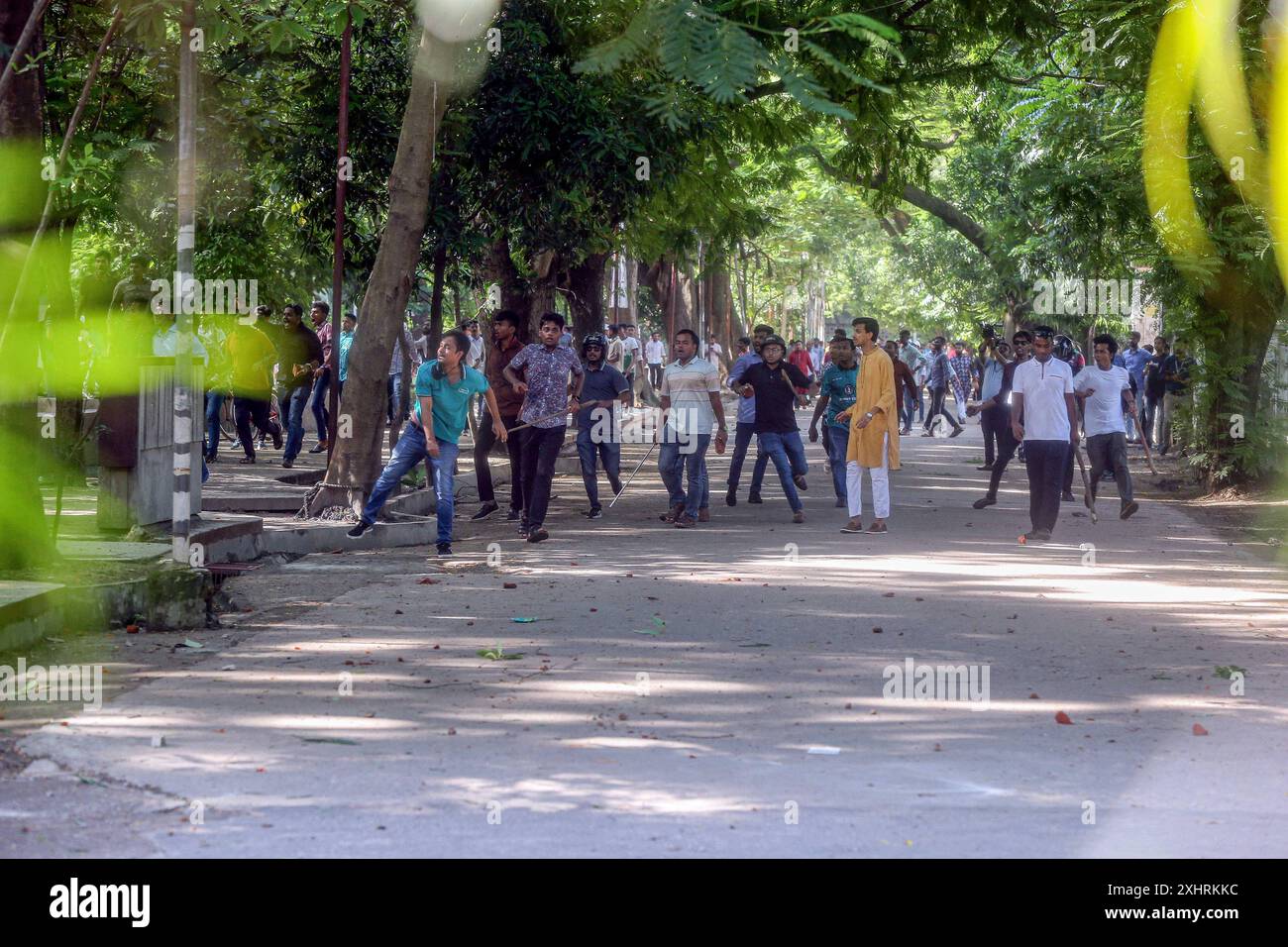 Zusammenstoß zwischen Quotenprotestierenden in Dhaka Anti-Quoten-Demonstranten und Studenten, die den regierenden Parteikonflikt der Awami League auf dem Dhaka University Campus in Dhaka, Bangladesch, am 15. Juli 2024 unterstützen. Am Montag trafen sich rivalisierende Studenten in Bangladesch zusammen, wobei mindestens 100 Menschen verletzt wurden, während Demonstranten, die sich gegen Quoten für begehrte Regierungsjobs aussprachen, gegen die der Regierungspartei treuen Gegenprotestierenden kämpften, sagte die Polizei. Dhaka Dhaka Bezirk Bangladesch Copyright: XHabiburxRahmanx Stockfoto