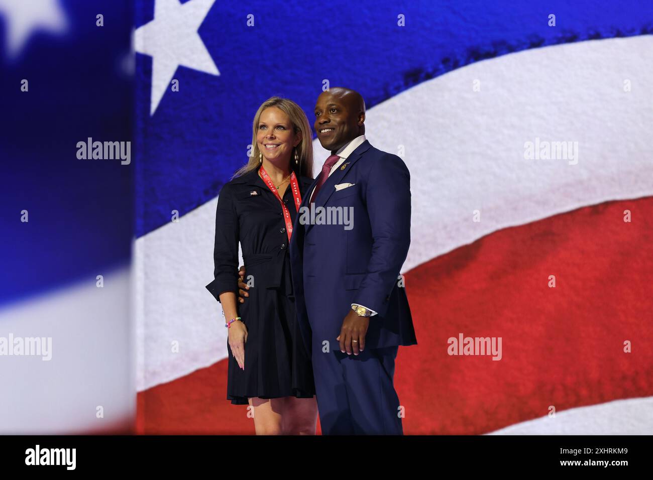 Milwaukee, Wisconsin, USA. Juli 2024. Senator WESLEY PARISH HUNT aus Texas mit seiner Frau EMILY HUNT nach einem Podium-Soundcheck. Die RNC in Milwaukee stellte die Hauptbühne dar, als Würdenträger zum Soundcheck eintreffen, einen Tag vor dem Treffen der Republican National Convention mit Delegierten auf dem Deer District plaza im Fiserv Forum. (Kreditbild: © Pat A. Robinson/ZUMA Press Wire) NUR REDAKTIONELLE VERWENDUNG! Nicht für kommerzielle ZWECKE! Stockfoto