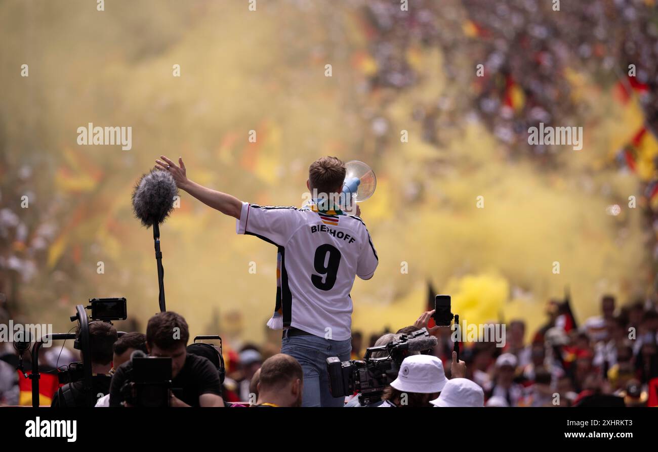 Fan march, deutsche Fußballfans ziehen ins Viertelfinale Spanien gegen Deutschland, UEFA EURO 2024, Europameisterschaft, Flaggen, Flaggenmeer Stockfoto